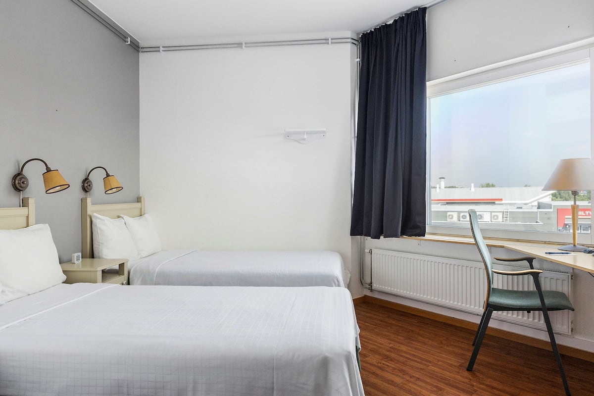 1 habitación, escritorio y espacio para trabajar con laptop
