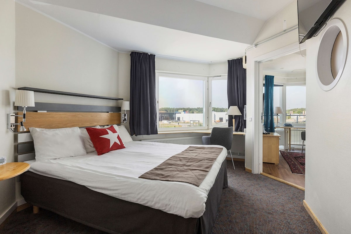 Suite, 1 cama Queen size, para no fumadores, balcón | 1 habitación, escritorio y espacio para trabajar con laptop