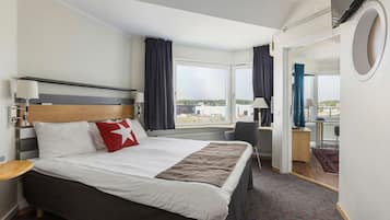 Suite, 1 queensize-seng, ikke-røyk, balkong | Skrivebord, skrivebord for bærbar PC, blendingsgardiner og barnesenger