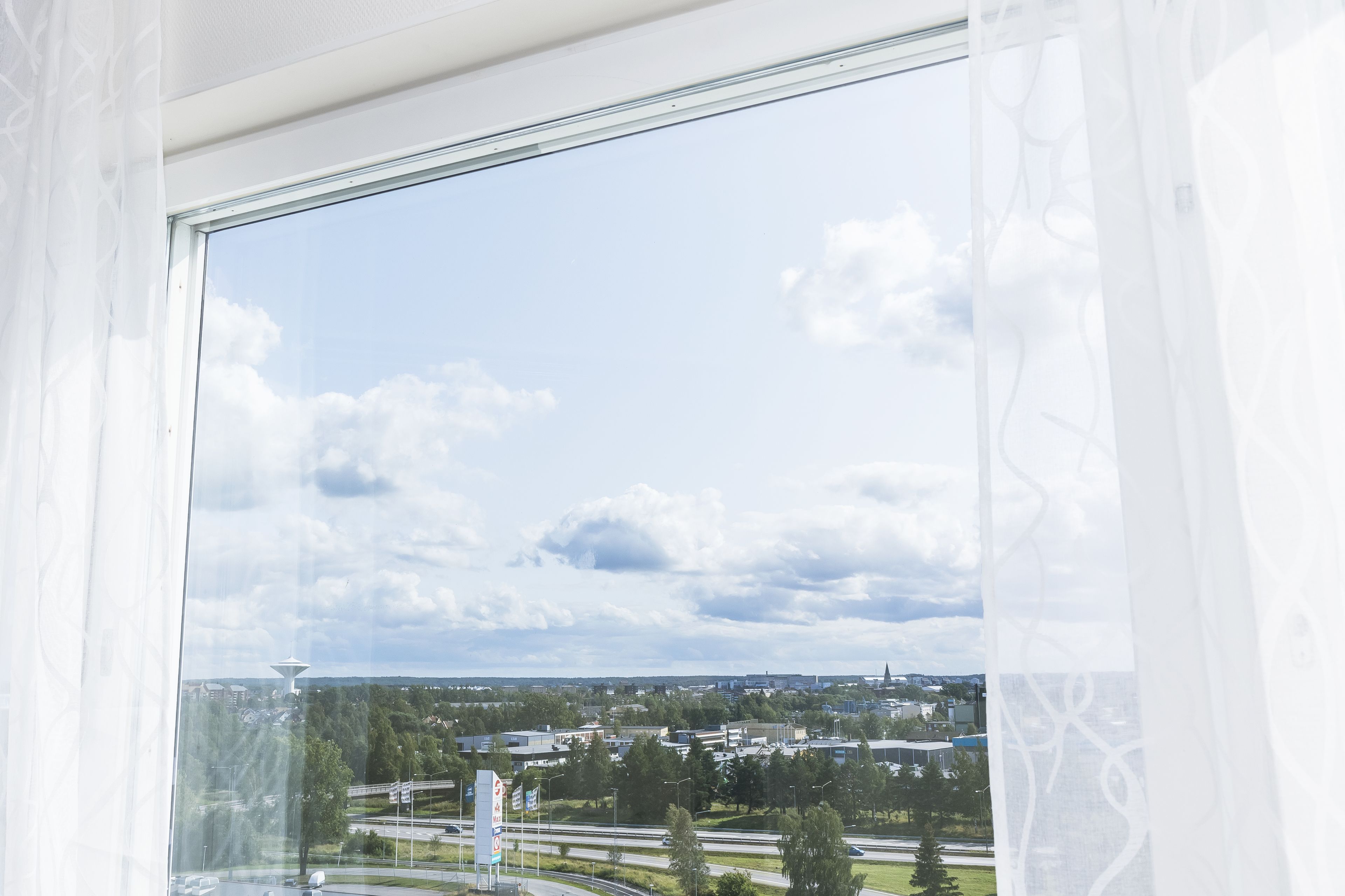 Rom – standard, 1 queensize-seng, ikke-røyk | Skrivebord, skrivebord for bærbar PC, blendingsgardiner og barnesenger