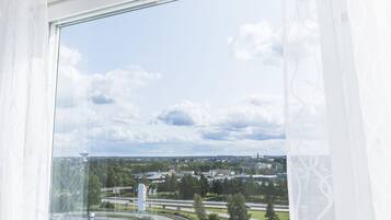 Rom – standard, 1 queensize-seng, ikke-røyk | Skrivebord, skrivebord for bærbar PC, blendingsgardiner og barnesenger