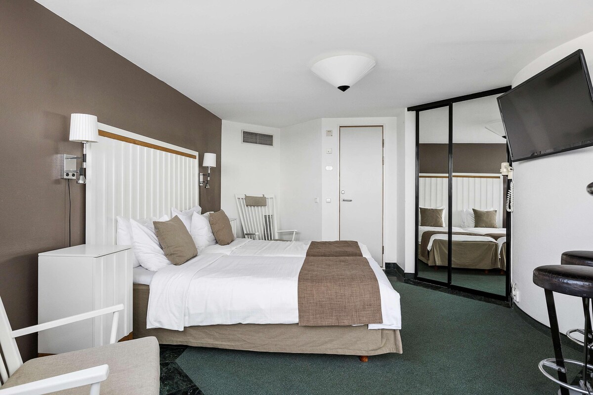 Desk, laptop workspace, blackout drapes, cribs (surcharge)