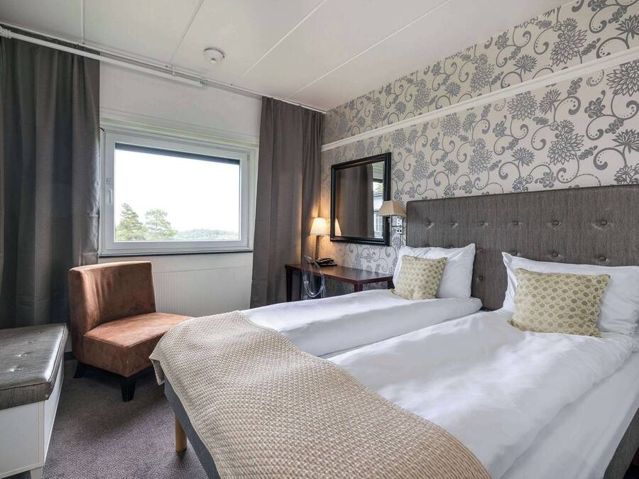 Standard Room, 1 Double Bed, Non Smoking | Pillowtop beds, desk, cribs/infant beds, free WiFi