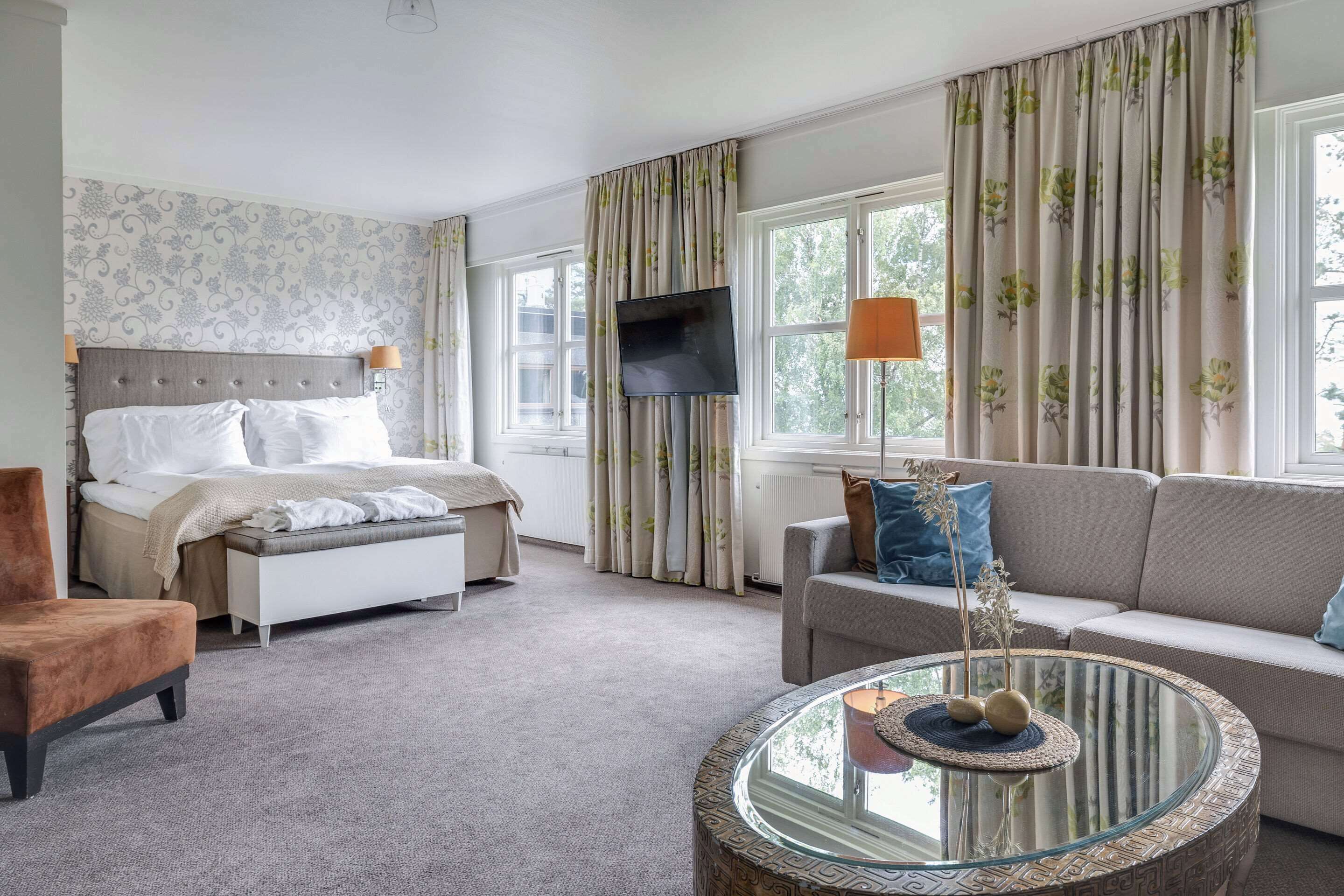 1 bedroom, pillow-top beds, desk, cots/infant beds