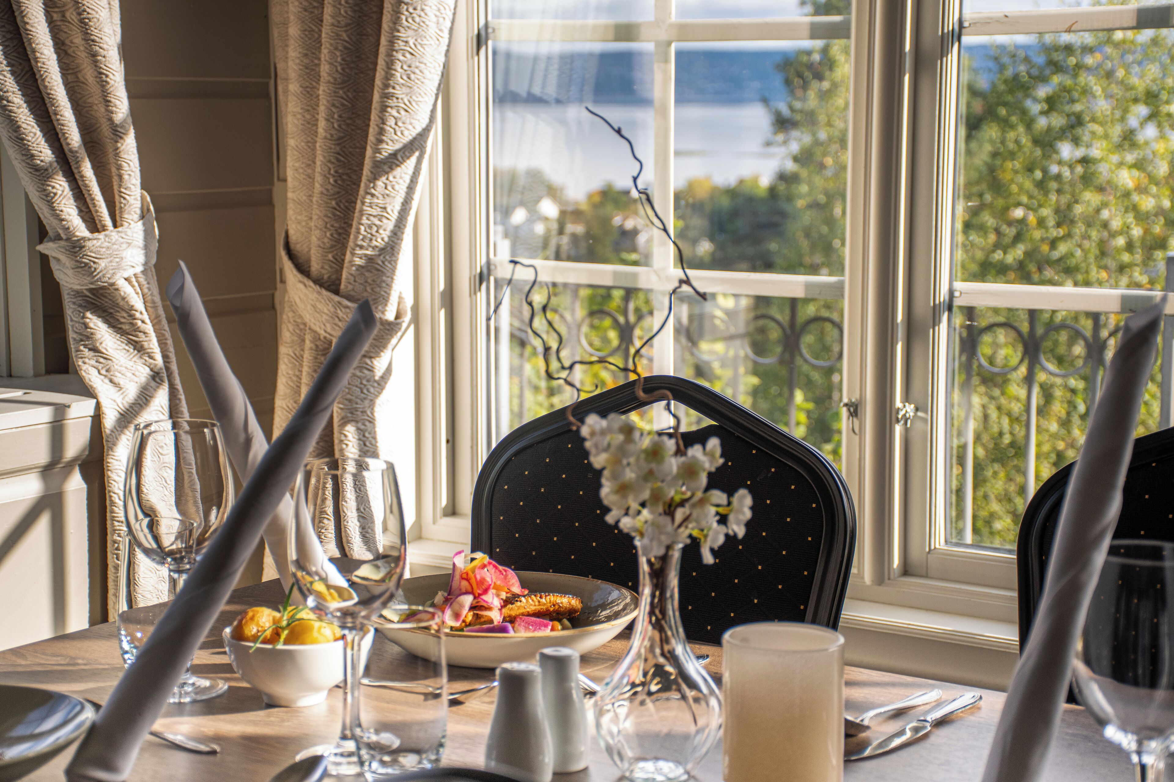 Breakfast, lunch and dinner served