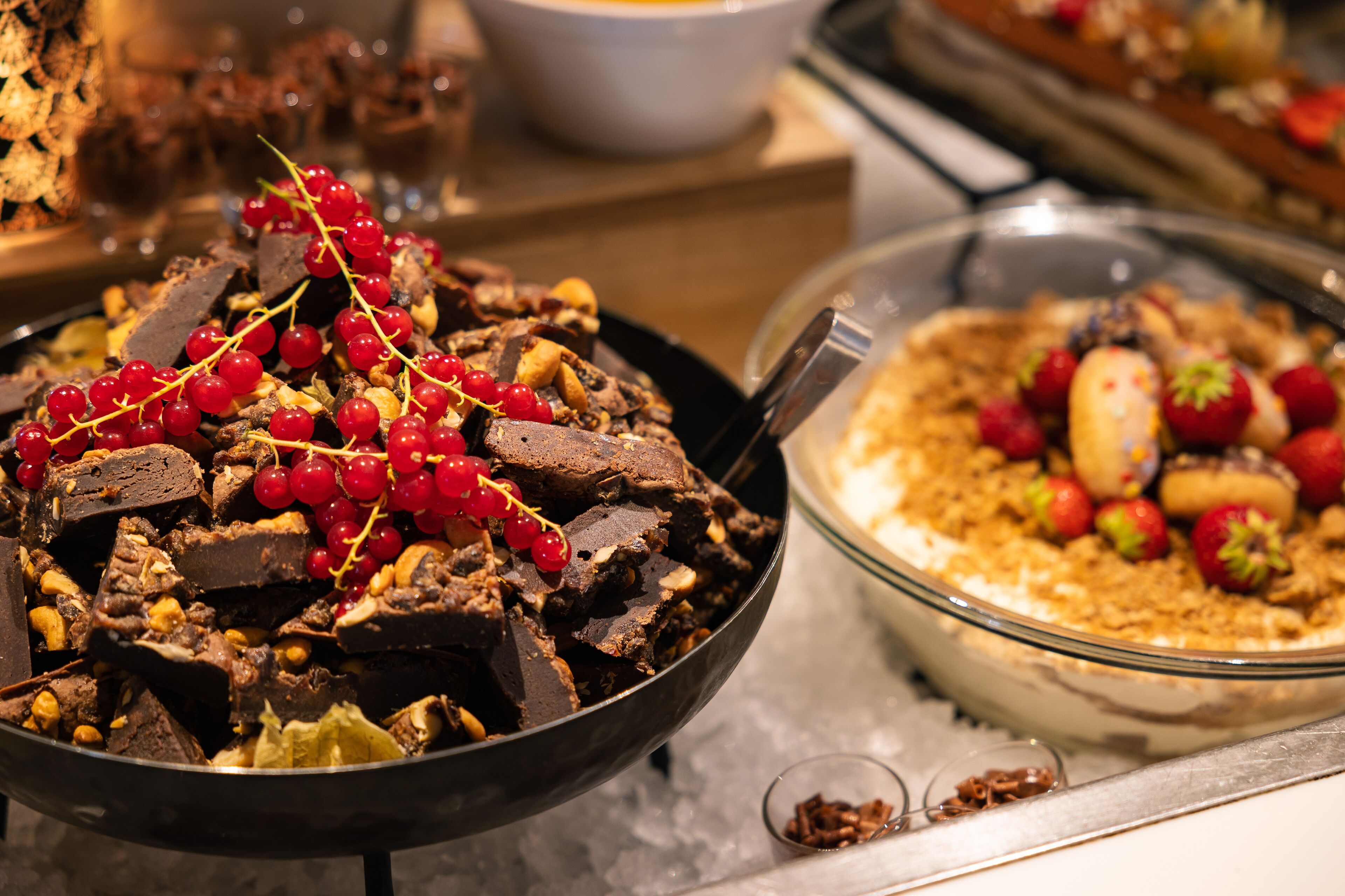 Uma mesa com sobremesas, incluindo diversas opções de chocolate e frutas.