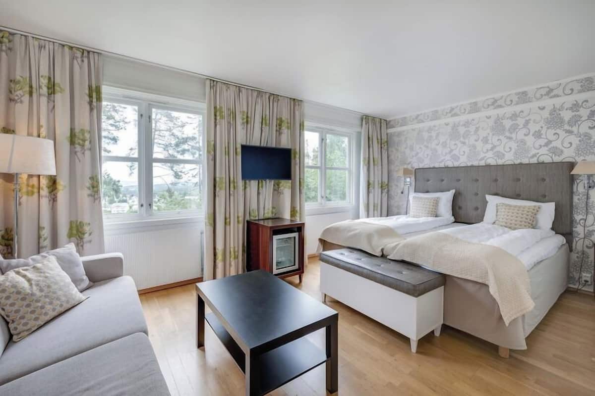 Superior Twin Room | Pillowtop beds, desk, cribs (surcharge), WiFi (free)