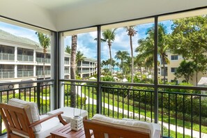 Caja de seguridad en la habitación, escritorio y cortinas blackout