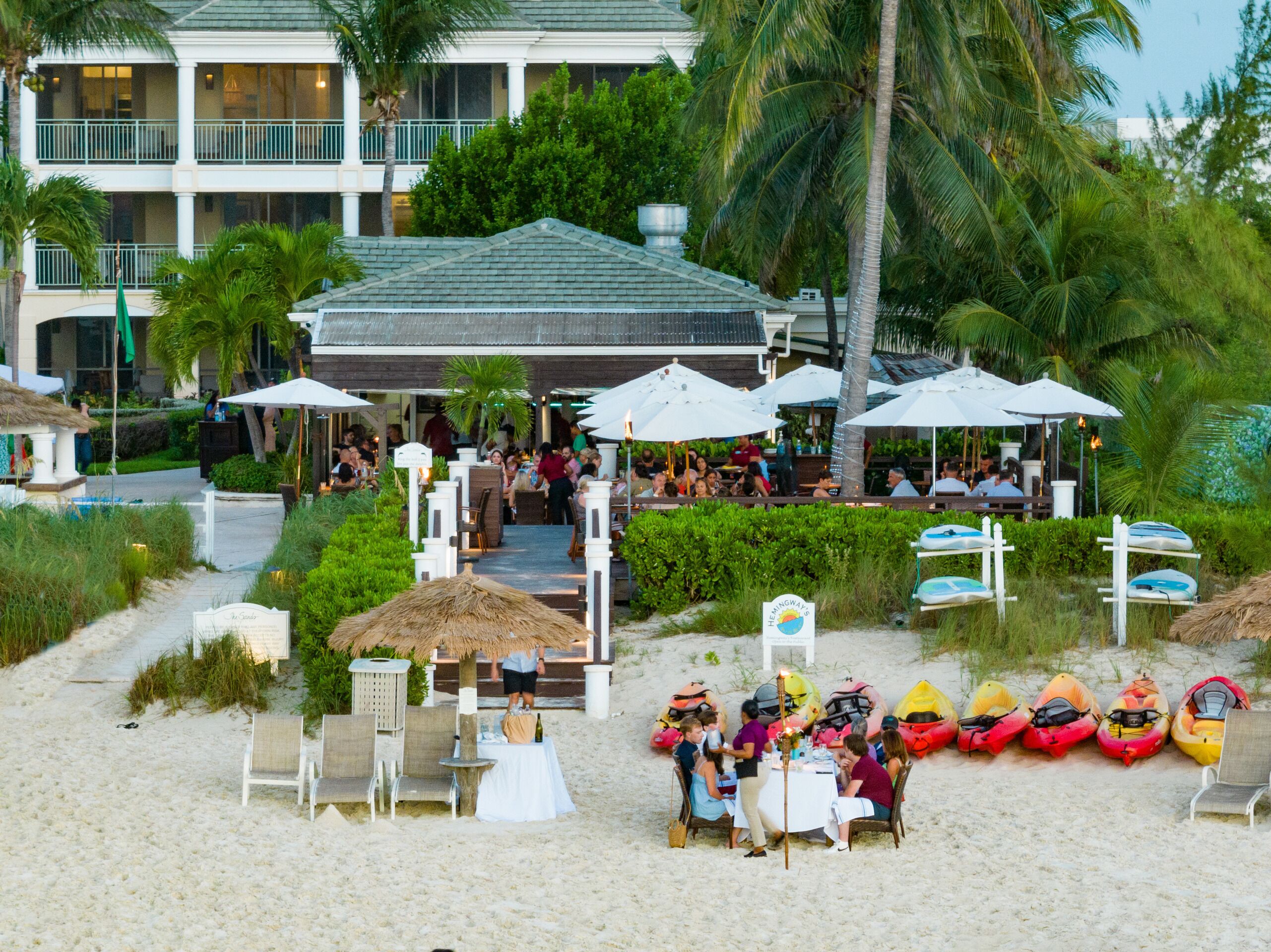 Se sirven desayunos, almuerzos y cenas; cocina internacional