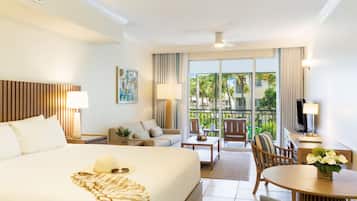 Suite junior, vistas al jardín | Caja fuerte, escritorio, cortinas opacas y tabla de planchar con plancha