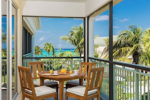 Caja de seguridad en la habitación, escritorio y cortinas blackout