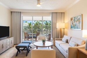 Suite, 2 habitaciones, vistas al mar | Caja fuerte, escritorio, cortinas opacas y tabla de planchar con plancha