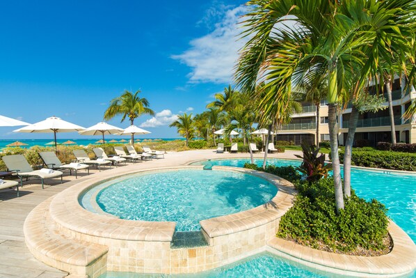 3 albercas al aire libre, sombrillas en la alberca y camastros 