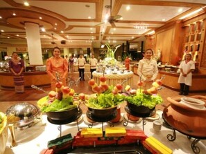 3 restaurants, breakfast, lunch, dinner served; international cuisine - The Imperial Pattaya Hotel (Pattaya)