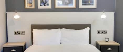 Kamar Double | Meja kerja, tirai kedap cahaya, setrika/meja setrika, dan Wi-Fi gratis