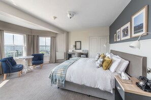 Skrivebord, blendingsgardiner, strykejern/-brett og wi-fi (inkludert)