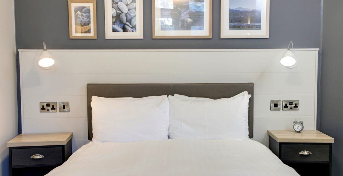 Escritorio, cortinas blackout y tabla de planchar con plancha 