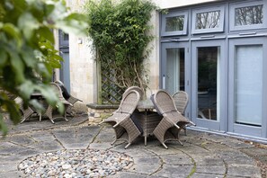 Double Room with Patio | 1 bedroom, desk, blackout drapes, iron/ironing board