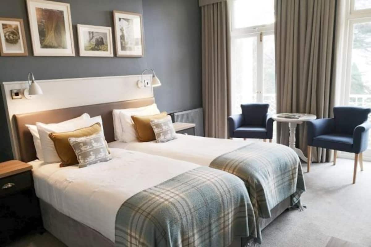 Desk, blackout drapes, iron/ironing board, free WiFi