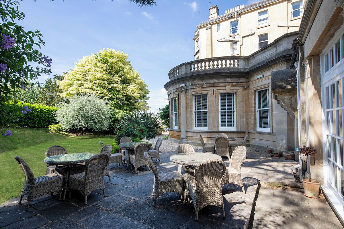 供應早餐、午餐及晚餐