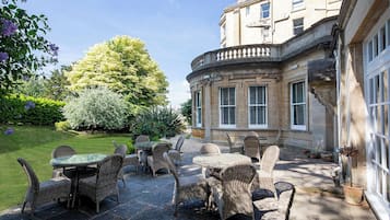 Breakfast, lunch and dinner served