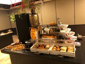 Petit déjeuner complet (18.50 EUR par personne)