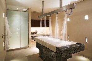 Un sauna, una bañera de hidromasaje, baño turco, baño turco/hammam