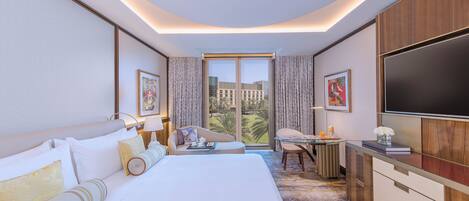 Ylelliset vuodevaatteet, minibaari, tallelokero huoneessa