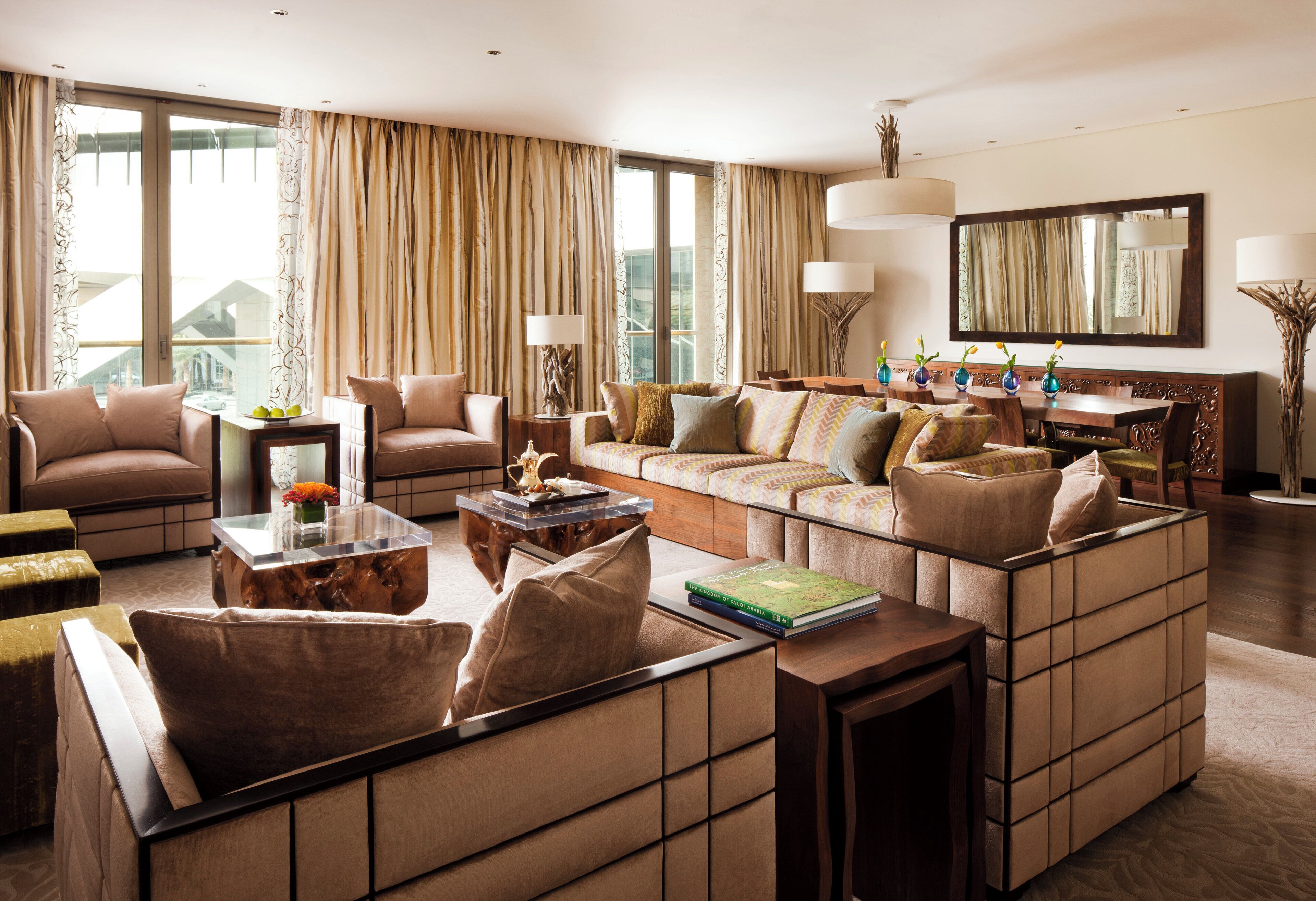 Hochwertige Bettwaren, Minibar, Zimmersafe, individuell dekoriert