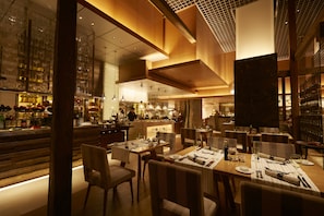 2 restaurants, breakfast, lunch, dinner served; international cuisine