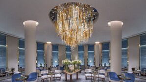 A spacious lobby with a central chandelier, large windows, and a patterned carpet. - Mandarin Oriental Al Faisaliah, Riyadh (Riyadh)