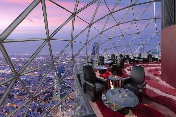 2 restauranter, frokost, lunsj og middag serveres, internasjonale retter