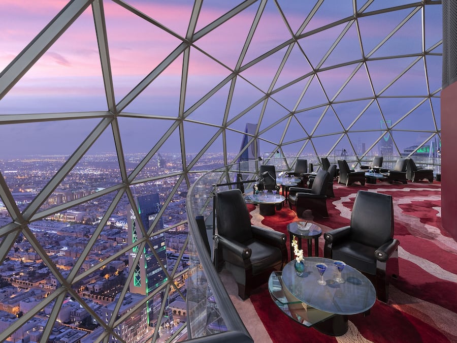 Här finns 2 restauranger som serverar frukost.