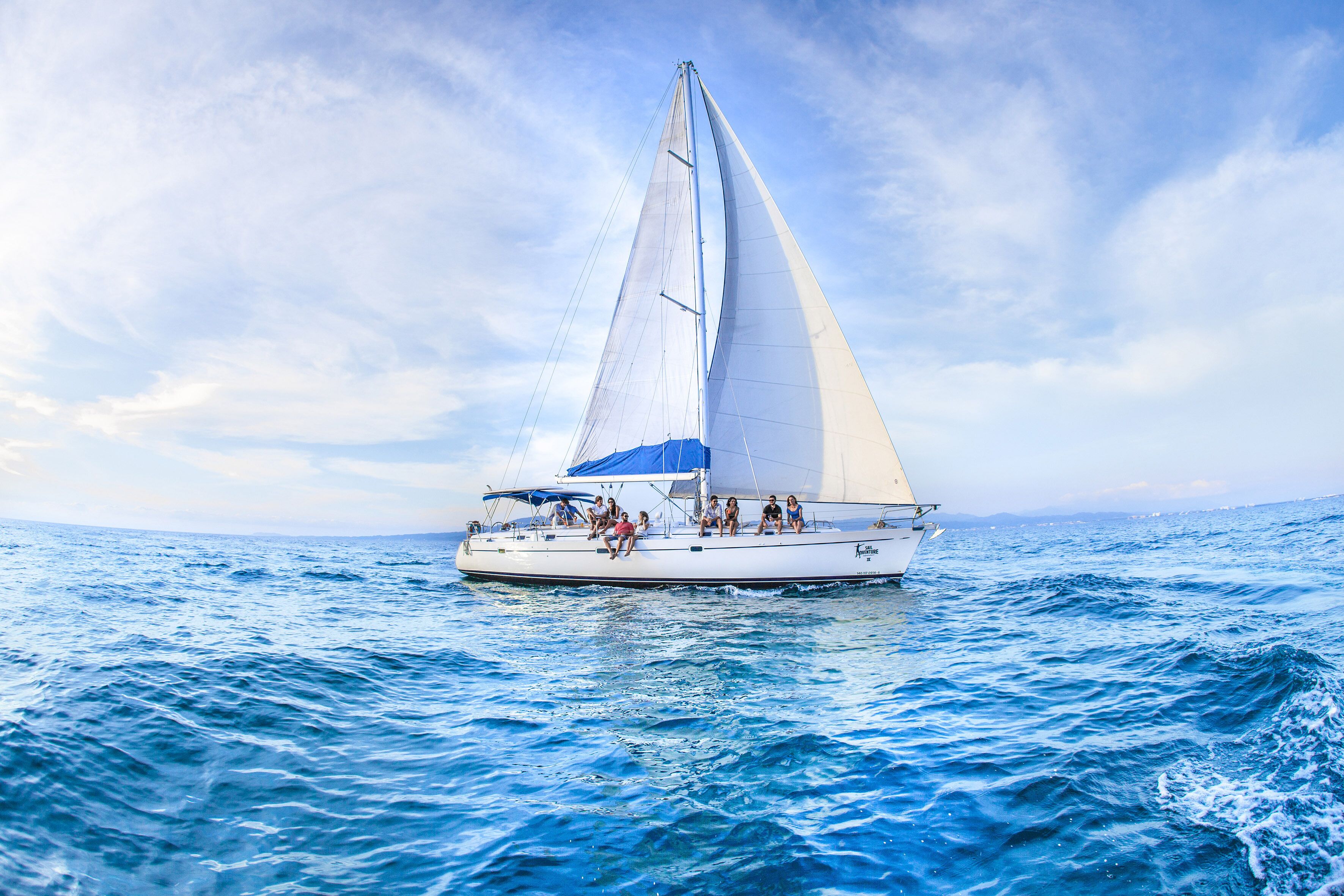 Un voilier transportant des passagers sur une mer calme.
