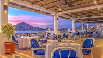2 restaurantes; se sirve desayuno, almuerzo y cena; cocina internacional