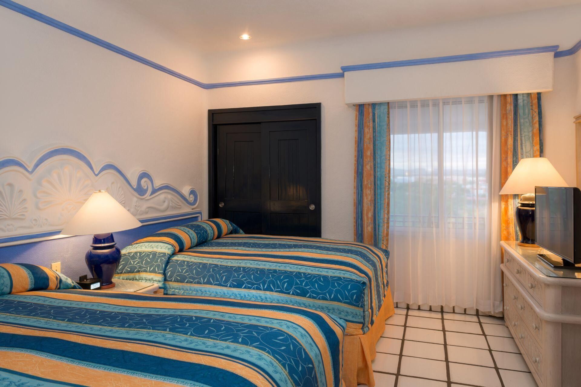 Ropa de cama de alta calidad, edredón, camas con pillow-top y minibar 