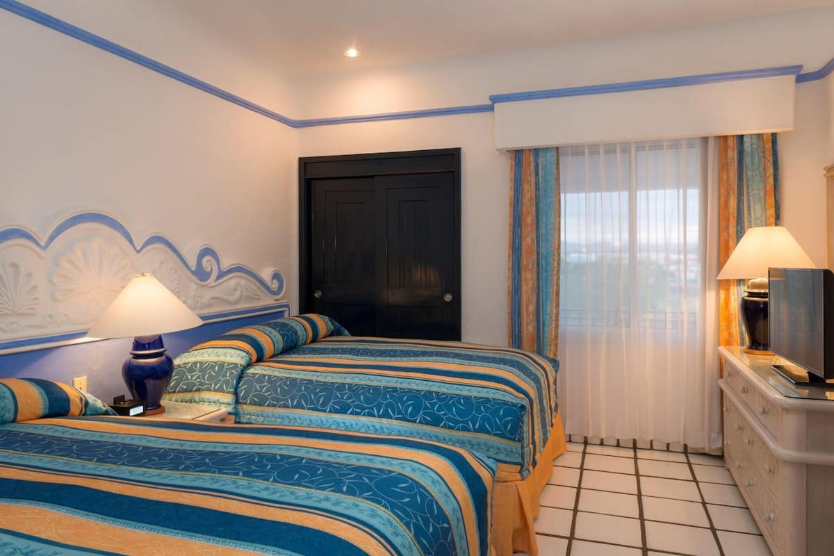 Ropa de cama de alta calidad, edredón, camas con pillow-top y minibar