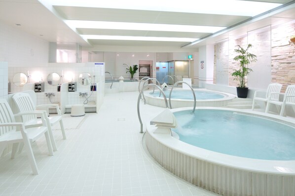 Een sauna, een bubbelbad, een stoombad