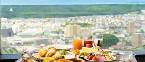 Colazione a buffet, servita tutte le mattine (3000 JPY a persona)
