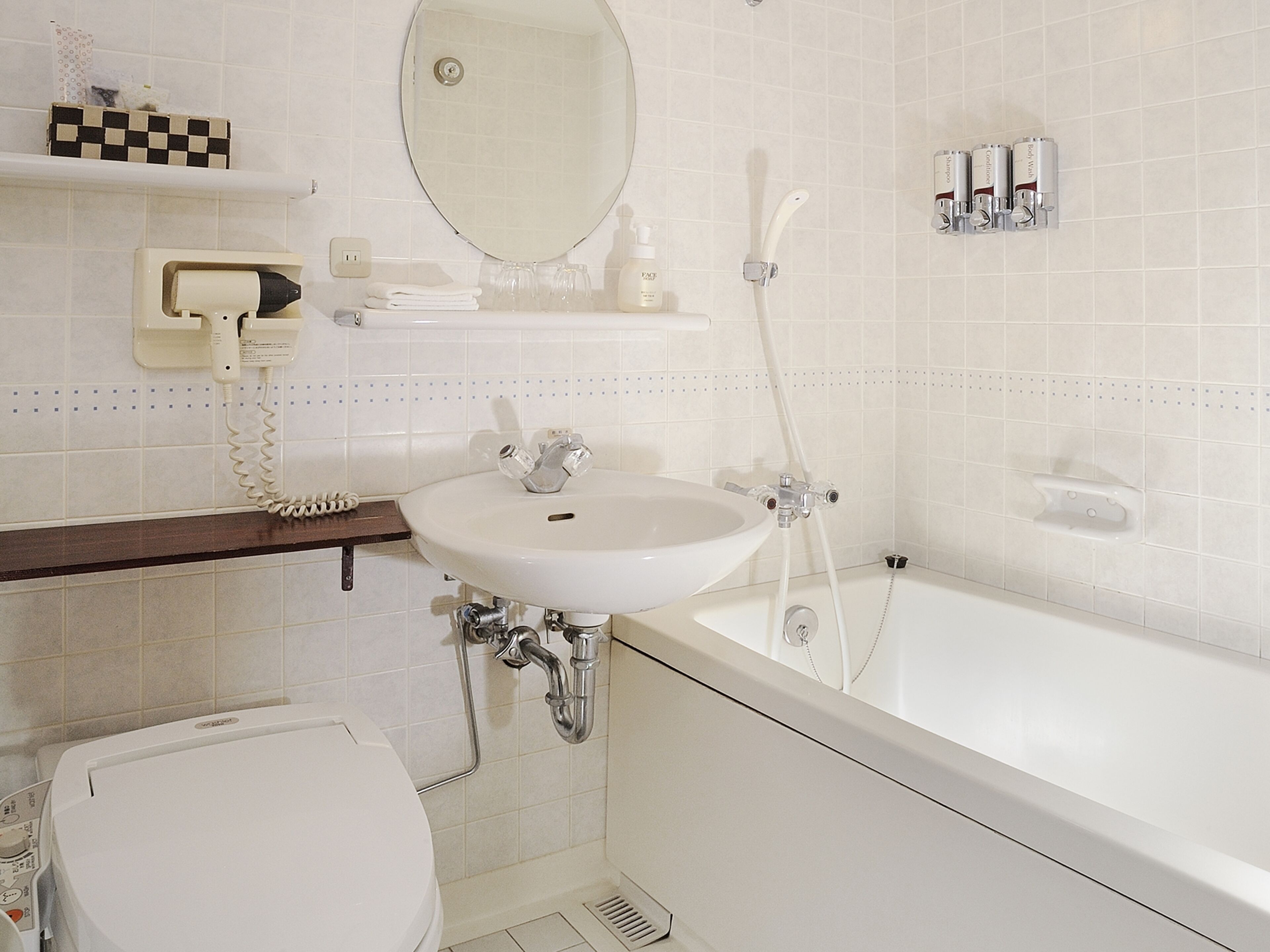 combined shower/bathtub, deep-soaking bathtub, eco-friendly toiletries