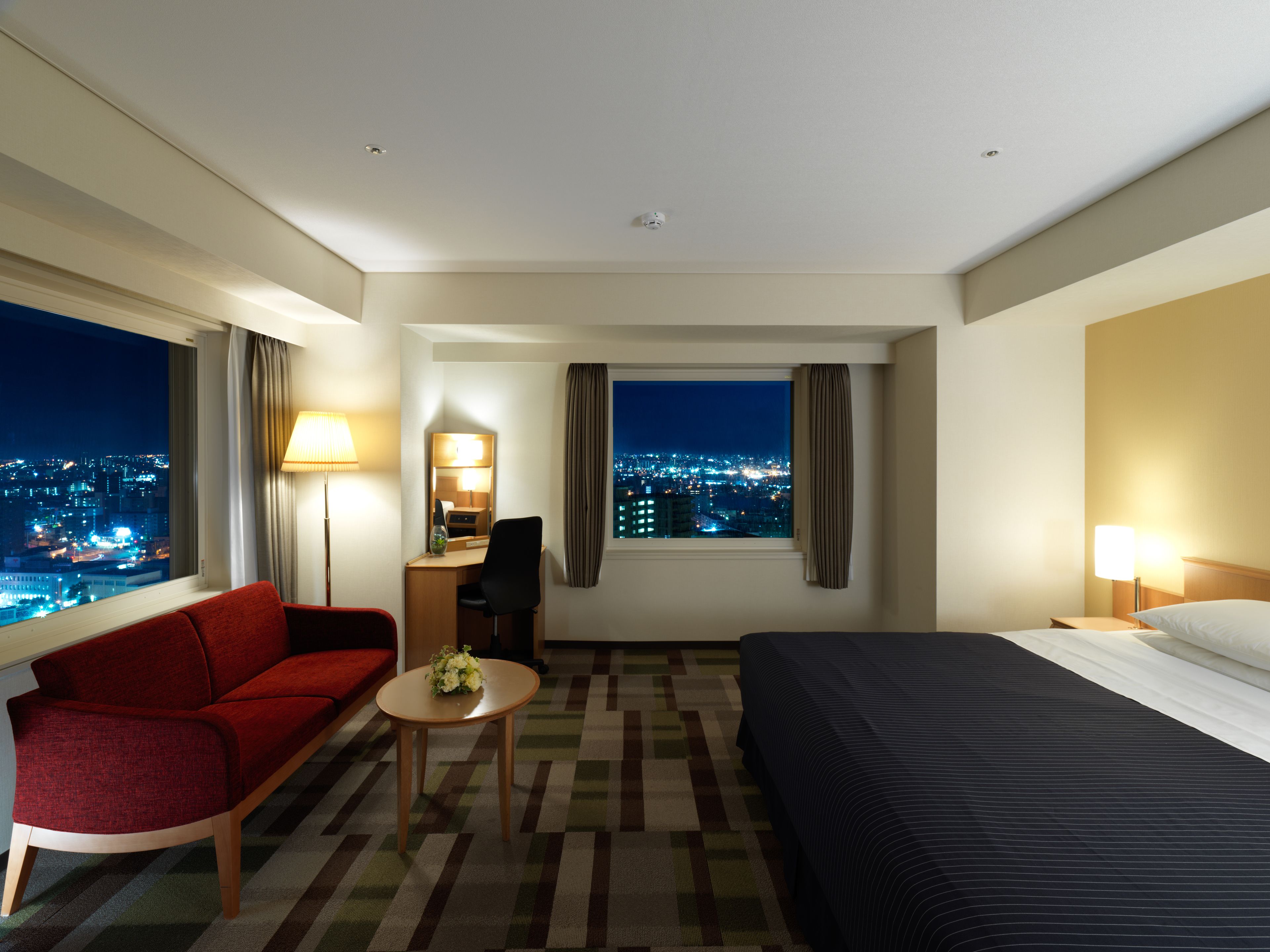Premium bedding, in-room safe, desk, laptop workspace