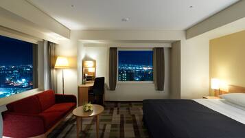 Premium bedding, in-room safe, desk, laptop workspace