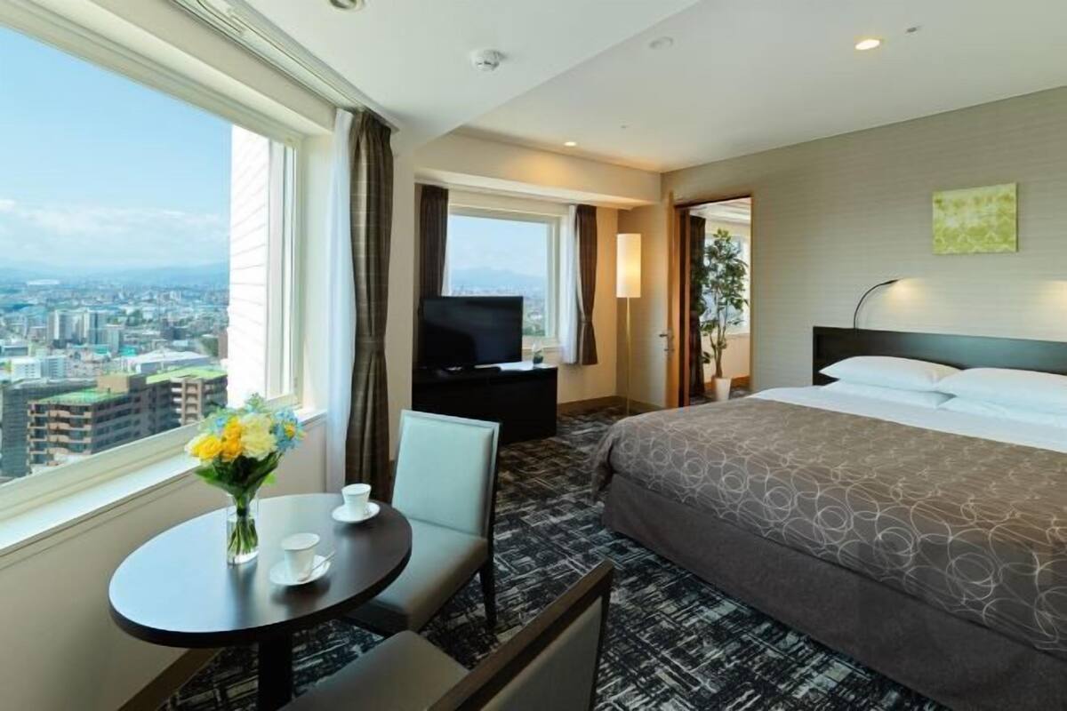 Premium bedding, in-room safe, desk, laptop workspace