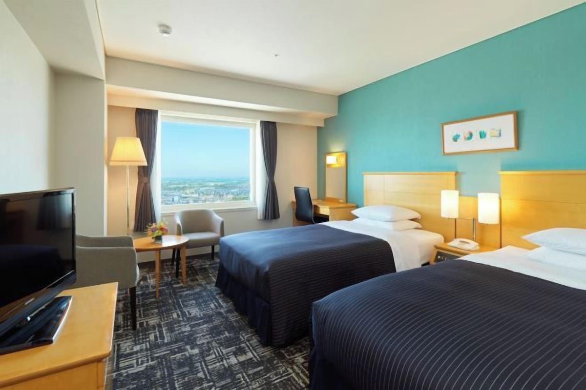 Premium bedding, in-room safe, desk, laptop workspace
