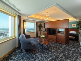 Junior Suite Room, Non Smoking | Premium bedding, in-room safe, desk, laptop workspace