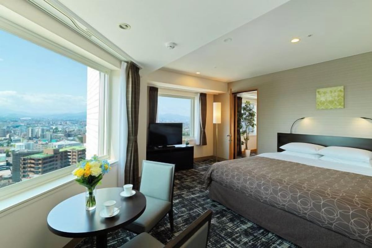 Premium bedding, in-room safe, desk, laptop workspace