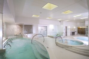 Indoor spa tub