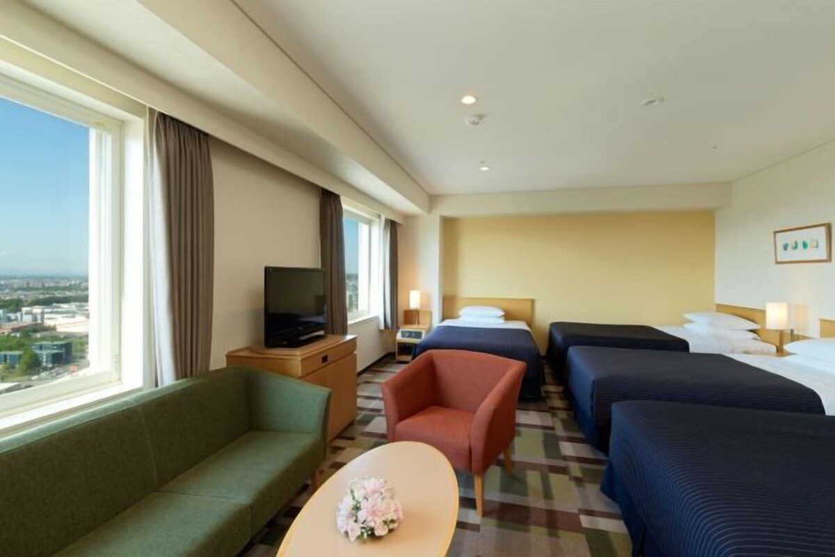 Premium bedding, in-room safe, desk, laptop workspace
