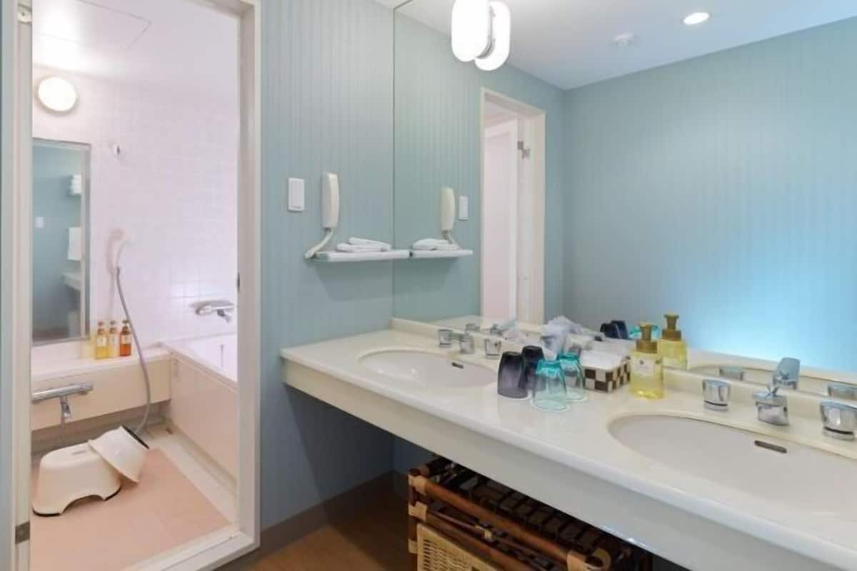 Bathroom | Combined shower/tub, deep soaking tub, free toiletries, hair dryer