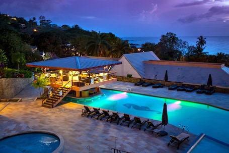 Una piscina al aire libre, sombrillas, sillones reclinables de piscina. Le Grand Courlan Spa Resort - Adults Only